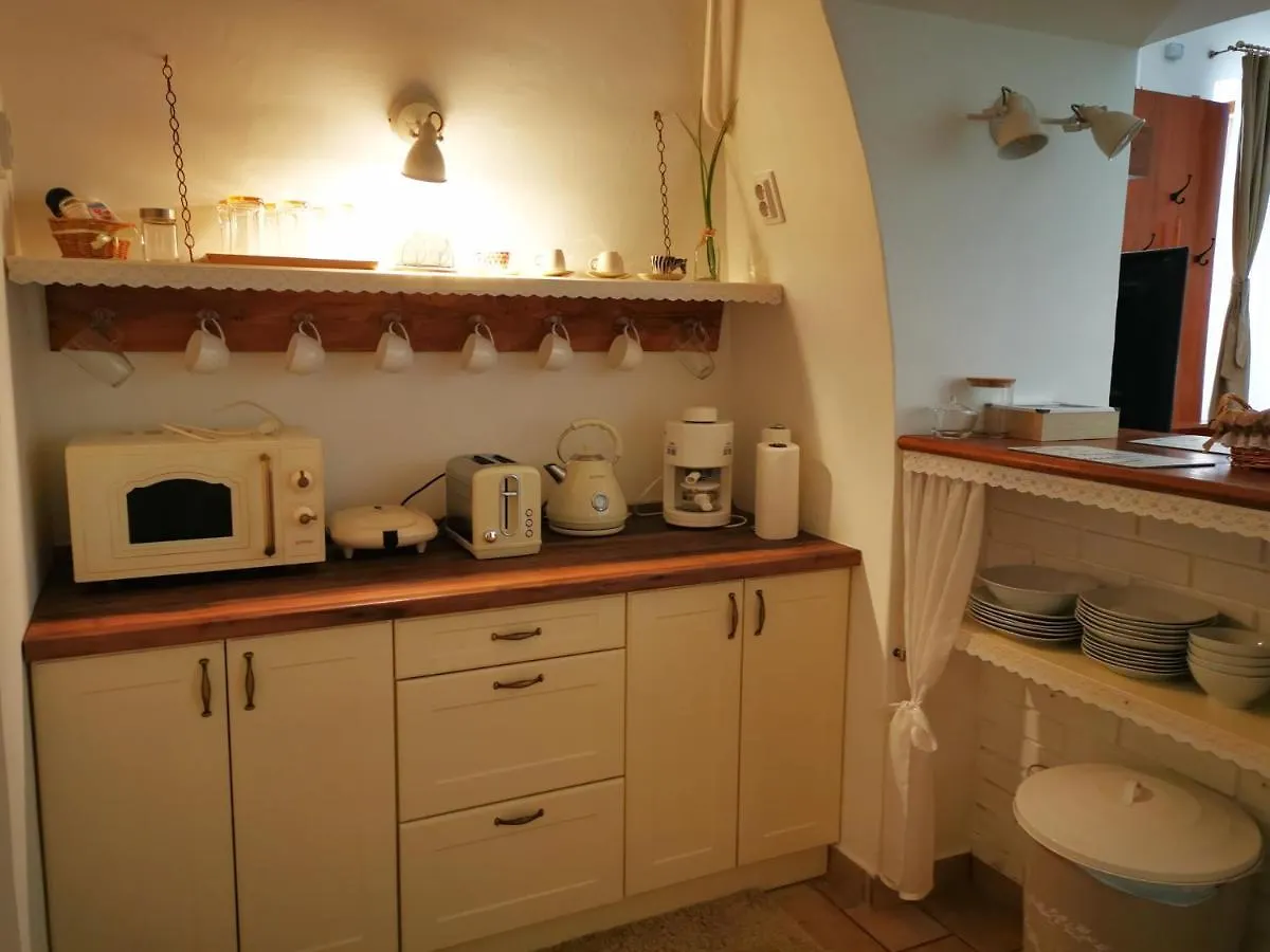 Oldtown Shelter Apartment With Free Private Parking Eger