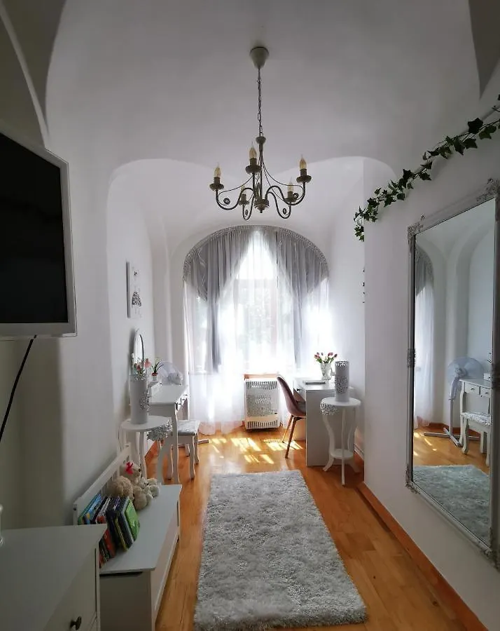 Oldtown Shelter Apartment With Free Private Parking Eger